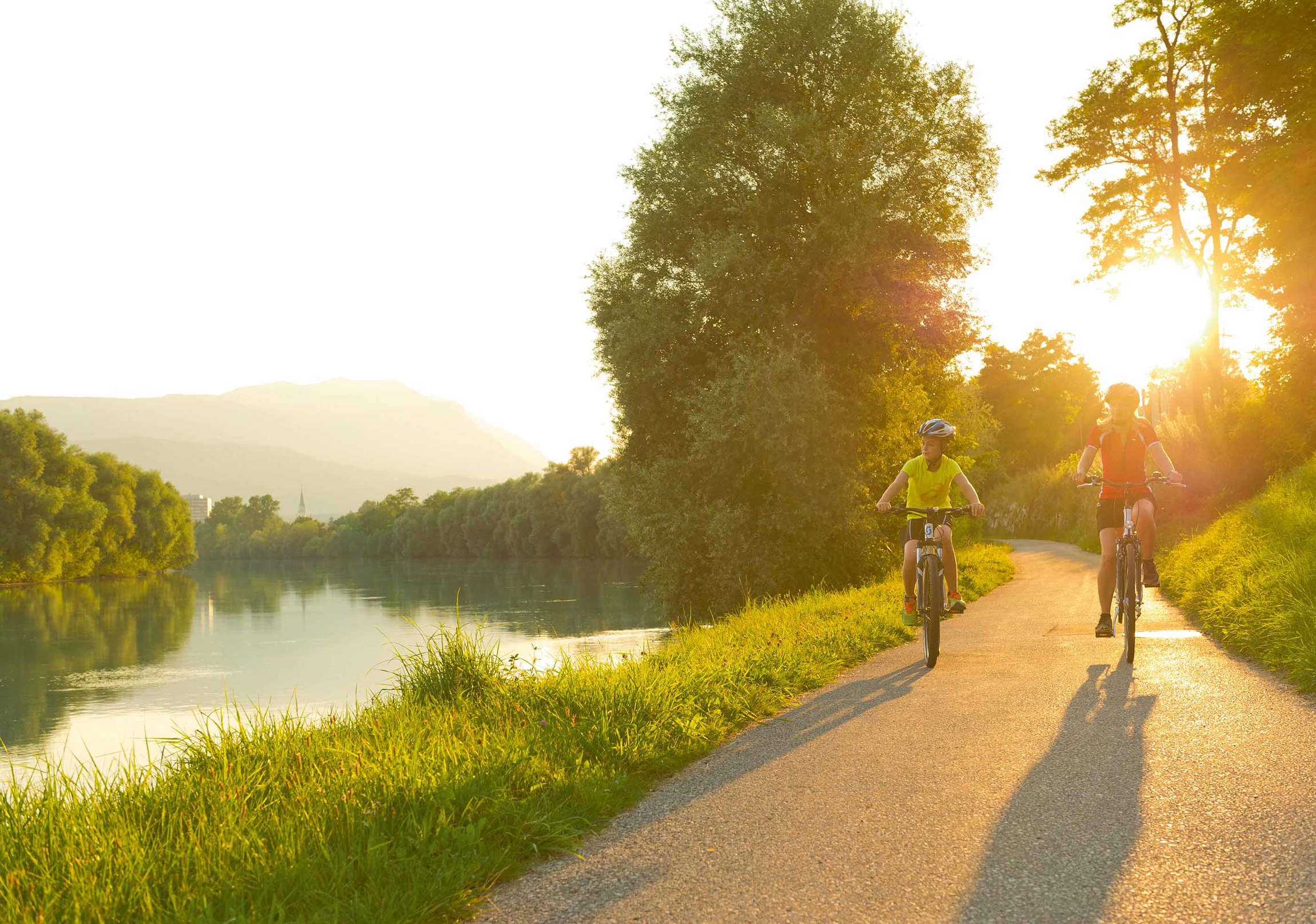 In Bicicletta Lungo La Pista Ciclabile Della Drava Pedalando Tra I