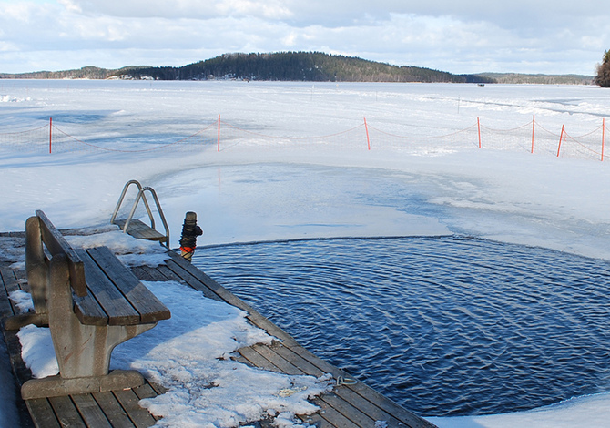 Perché il tuffo di Capodanno nell'acqua ghiacciata potrebbe non essere una buona idea