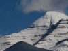 monte-kailash-tibet-il-kailash-oltre-che-una-delle-vette-pi-alte-di-tutto-lhimalaya-anche-la-montagna-venerata-da-hindu-jains-buddisti-e-seguaci-del-bon-la-religione-shamanica-pre-buddista-un-pellegrinaggio-sulle-sue-pendici-se-non-la-vera-e-propria-circumambulazione-kora-tra-i-precetti-irrinunciabili-dei-fedeli-di-ciascuna-di-queste-religioni-che-lo-identificano-come-il-mitologico-monte-meru-lasse-attorno-al-quale-centrato-luniverso-credits-ondej-vek-cc-by-25-httpscommonswikimediaorgwindexphpcurid2525216