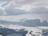 saslong-santa-cristina-in-val-gardena-e-universalmente-considerata-una-delle-piste-pi-spettacolari-delle-dolomiti-divenuta-celebre-con-i-mondiali-del-1970-sede-ogni-anno-di-una-delle-pi-seguite-gare-di-discesa-libera-della-coppa-del-mondo-la-pista-parte-dai-2249-metri-del-monte-ciampinoi-con-un-tratto-in-diagonale-di-circa-150-metri-scendendo-sino-a-santa-cristina-nel-cuore-della-val-gardena-il-tracciato-ripido-veloce-ma-anche-spazioso-e-dotato-di-unampia-visibilit-adeguato-alle-esigenze-dello-sci-moderno-credits-flickrccphmicchei