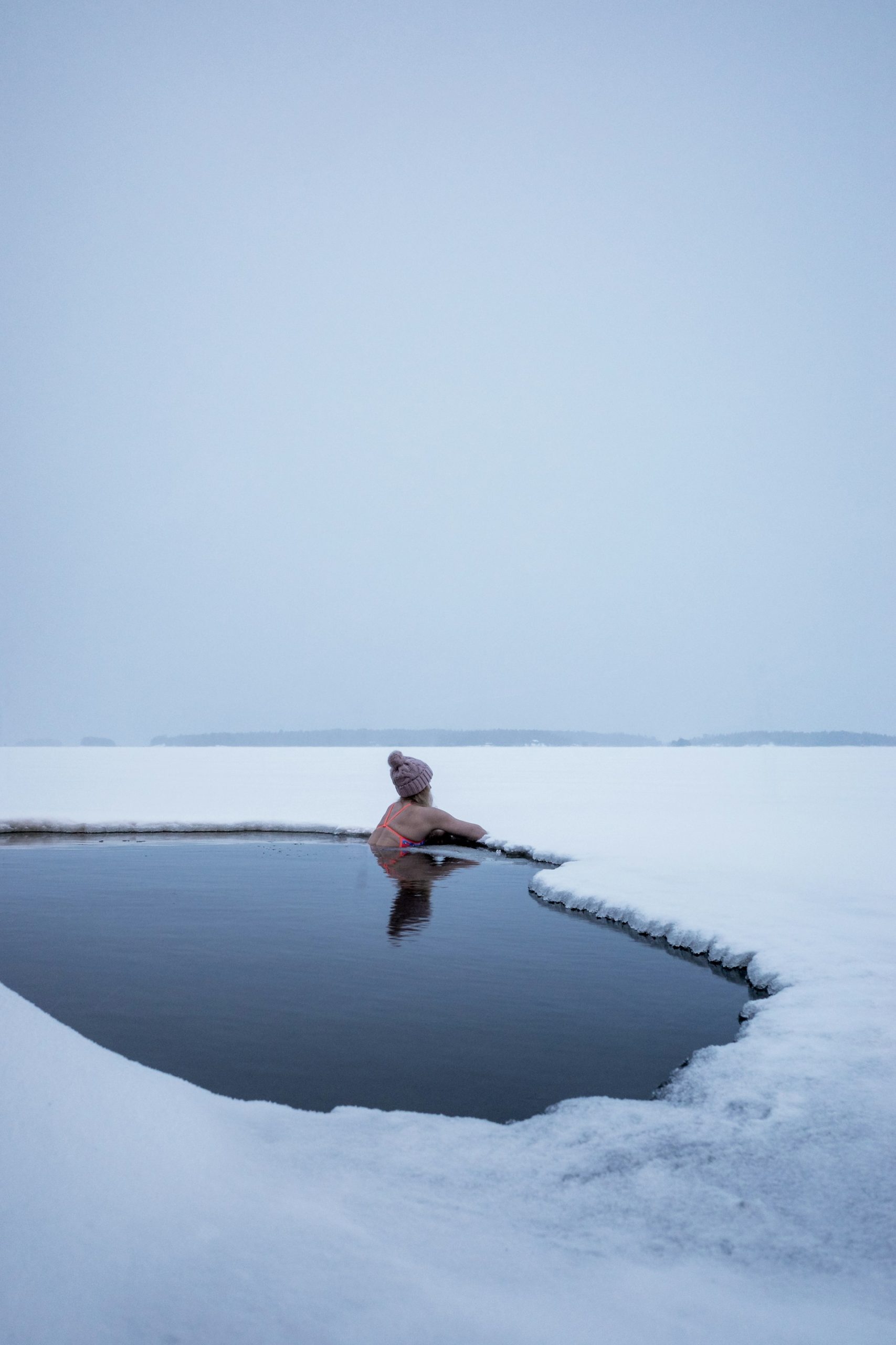 Perché il tuffo di Capodanno nell'acqua ghiacciata potrebbe non essere una buona idea