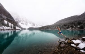 Perché il tuffo di Capodanno nell'acqua ghiacciata potrebbe non essere una buona idea