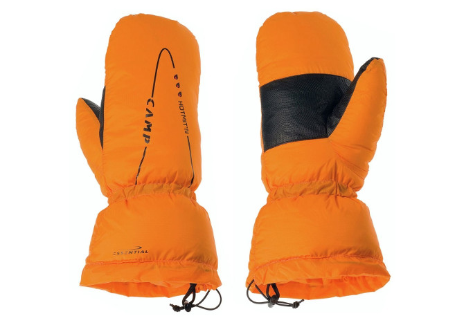 I guanti per l'inverno che tengono caldo alle mani sulla neve