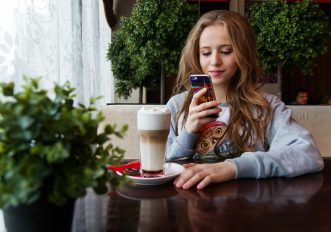 Figli adolescenti tra divano e telefonino? Se non vuoi correre il rischio di depressione, c'è questa soluzione