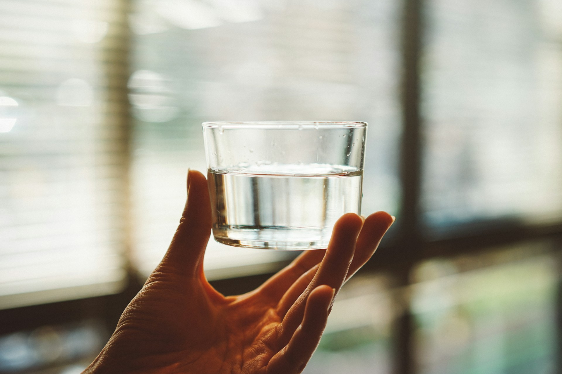 Bere acqua a stomaco vuoto al mattino, il segreto giapponese della salute