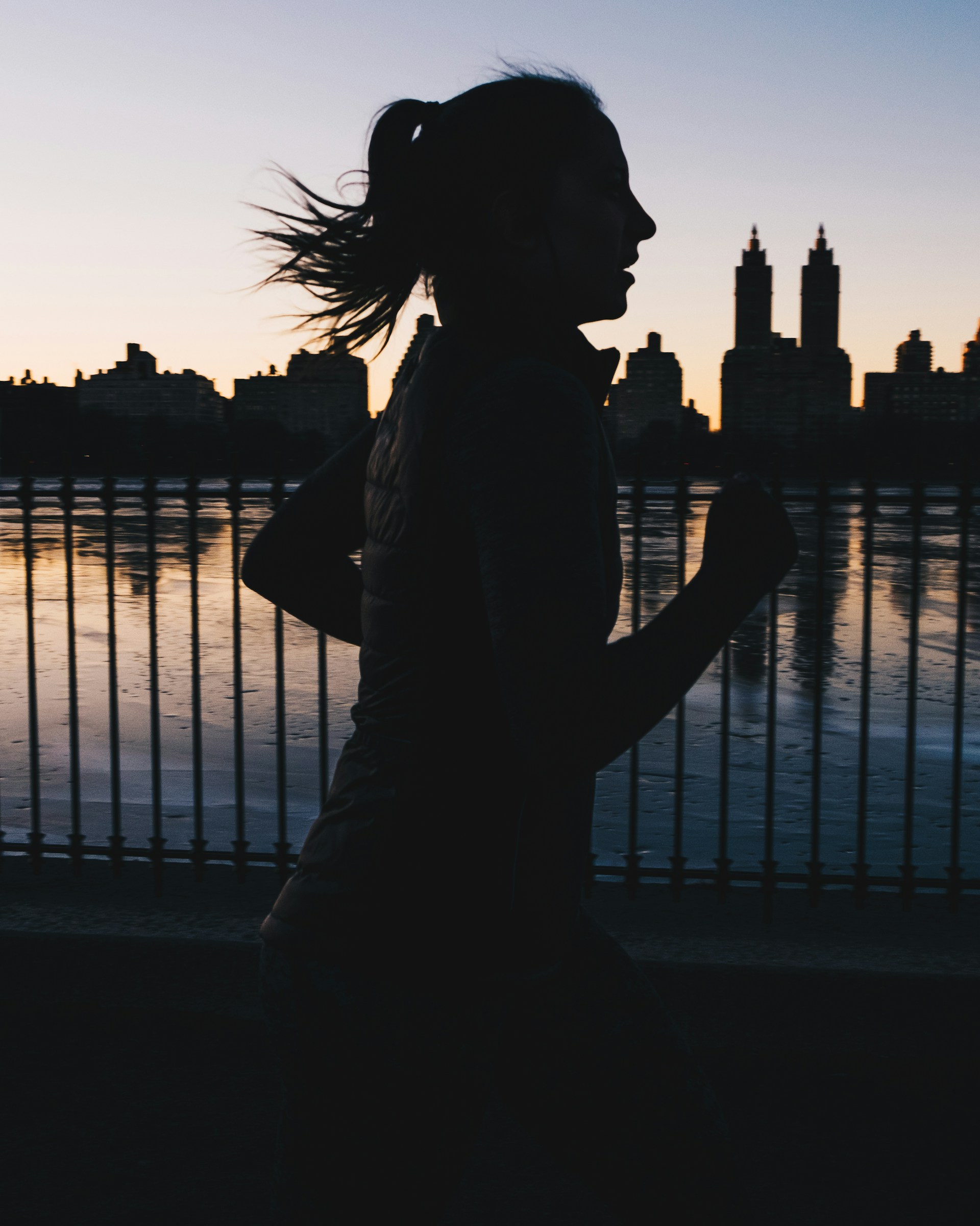 Prima di andare a correre di sera considera questi pro e contro