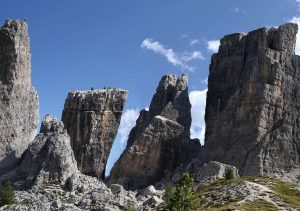 Le escursioni alle Cinque Torri nelle Dolomiti ampezzane, lungo trincee e fortificazioni