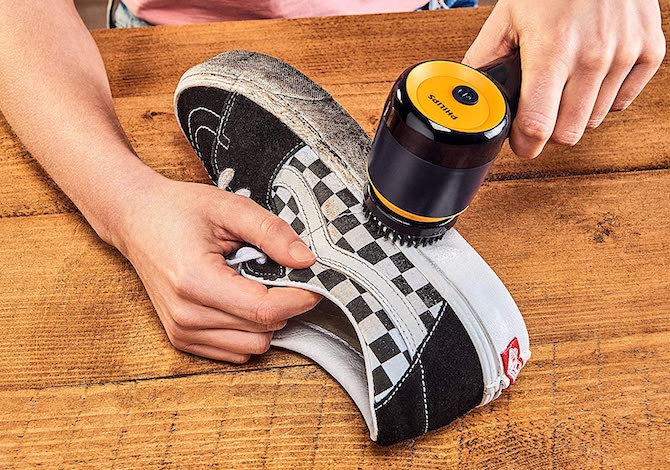 Come pulire bene le sneaker: la nuova spazzola elettrica Philips -  SportOutdoor24