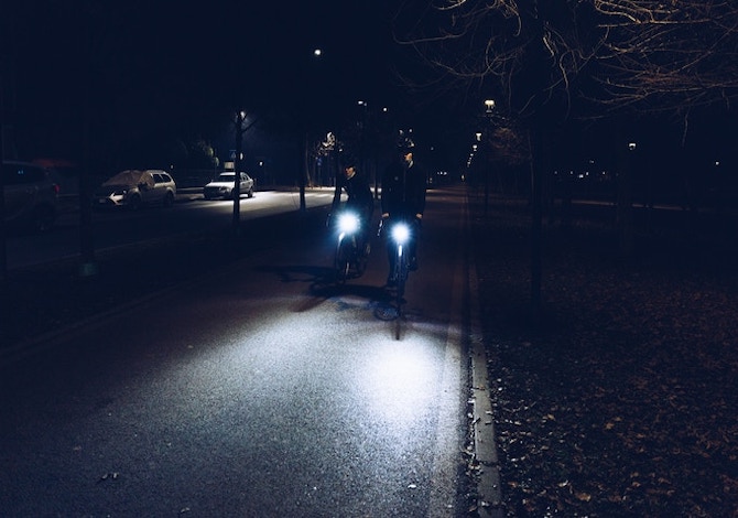 La luce smart per la bici, con gli abbaglianti che illuminano fino a 2 km