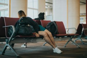 Jet lag: 5 trucchi naturali per non soffrirlo