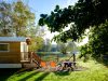 francia-domaine-du-lieu-dieu-sport-acquatici-e-passeggiate-a-cavallo-un-glamping-sulle-rive-del-fiume-bresle-citt-reali-e-imponenti-castelli-da-un-lato-funivie-sport-acquatici-e-piccoli-villaggi-di-pescatori-dallaltro-la-struttura-per-famiglie-domaine-du-lieu-dieu-immersa-in-un-paradiso-naturale-sulle-rive-del-fiume-bresle-e-circondata-da-laghi-offre-numerose-attrazioni-che-rendono-la-vacanza-indimenticabile