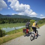 In bici lungo la ciclabile della Drava