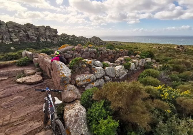 Il Cammino Minerario di Santa Barbara in Sardegna: pedalare tra rovine post-industriali e paesaggi naturali di rara bellezza