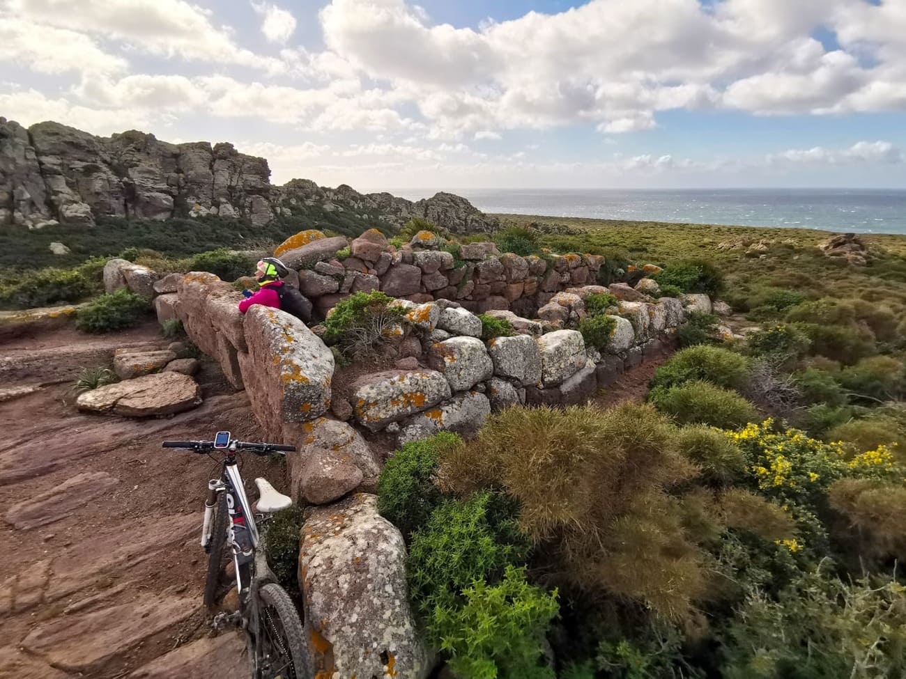 Il Cammino Minerario di Santa Barbara in Sardegna: pedalare tra rovine post-industriali e paesaggi naturali di rara bellezza