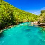 Parco nazionale del Durmitor (Montenegro) Modellato dai ghiacciai e attraversato da fiumi e falde acquifere, il Parco Nazionale del Durmitor è di una bellezza mozzafiato. Lungo il corso del fiume Tara, che presenta le gole più profonde d'Europa, si trovano fitte foreste di conifere con un'importante flora endemica e laghi cristallini. Uno dei punti salienti è il Lago Crno Jezero, il Lago Nero, lago glaciale a più di 1.400 metri di altitudine, che nonostante il nome, non è affatto nero: in realtà si tratta di due laghi dalle acque trasparenti e dalle suggestive tonalità smeraldo e turchesi, completamente circondati da alte montagne e foreste lussureggianti; un vero paradiso della natura. Altrettanto suggestivo è il canyon del fiume Tara, il più lungo d'Europa e il secondo al mondo, lungo 78 chilometri e con un salto di quasi 1.000 metri nel punto più profondo. Questa caratteristica naturale è stata inserita nella lista del Patrimonio mondiale dell'UNESCO prima dello stesso Parco nazionale del Durmitor.