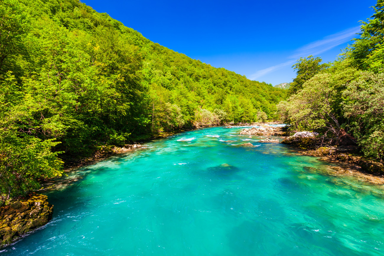 Parco nazionale del Durmitor (Montenegro) Modellato dai ghiacciai e attraversato da fiumi e falde acquifere, il Parco Nazionale del Durmitor è di una bellezza mozzafiato. Lungo il corso del fiume Tara, che presenta le gole più profonde d'Europa, si trovano fitte foreste di conifere con un'importante flora endemica e laghi cristallini. Uno dei punti salienti è il Lago Crno Jezero, il Lago Nero, lago glaciale a più di 1.400 metri di altitudine, che nonostante il nome, non è affatto nero: in realtà si tratta di due laghi dalle acque trasparenti e dalle suggestive tonalità smeraldo e turchesi, completamente circondati da alte montagne e foreste lussureggianti; un vero paradiso della natura. Altrettanto suggestivo è il canyon del fiume Tara, il più lungo d'Europa e il secondo al mondo, lungo 78 chilometri e con un salto di quasi 1.000 metri nel punto più profondo. Questa caratteristica naturale è stata inserita nella lista del Patrimonio mondiale dell'UNESCO prima dello stesso Parco nazionale del Durmitor.