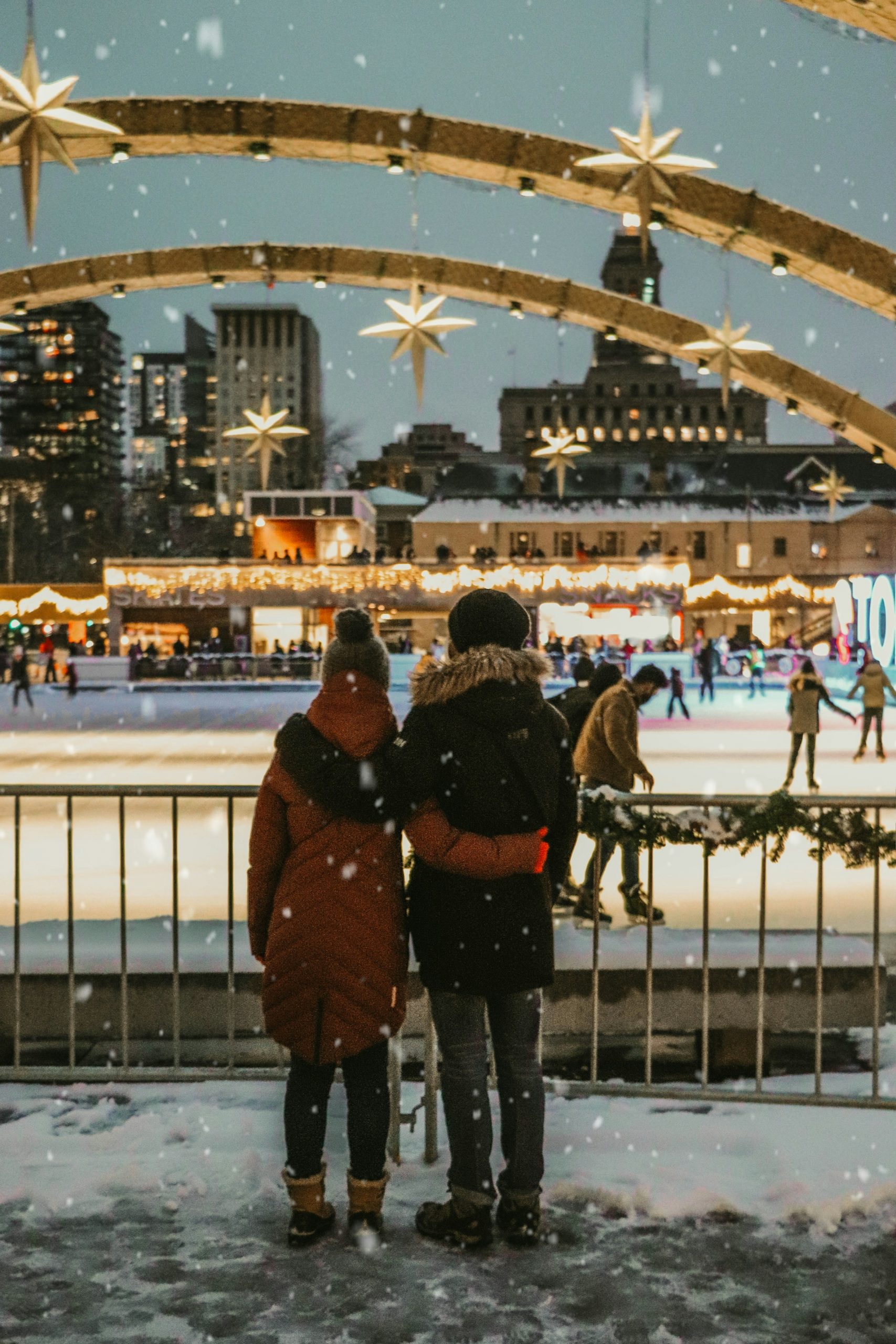 L'insostenibile leggerezza delle piste da pattinaggio su ghiaccio in città a Natale