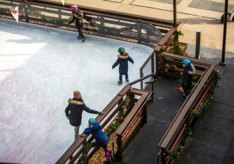 L'insostenibile leggerezza delle piste da pattinaggio su ghiaccio in città a Natale