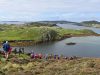 camminatori-nella-baia-di-inishbofin-contea-di-galway